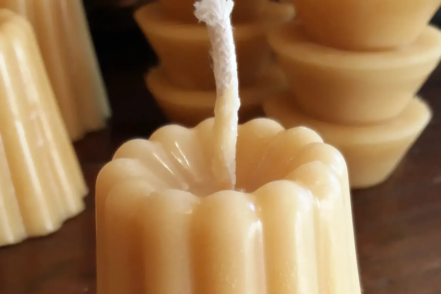 bougies moulées en cire d'abeilles