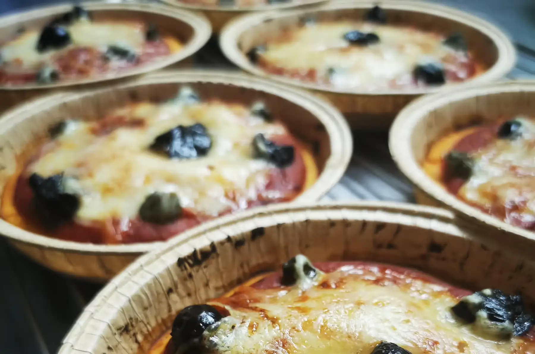 pizza à base de patate douce à la tomme de brebis, capres et olives noires