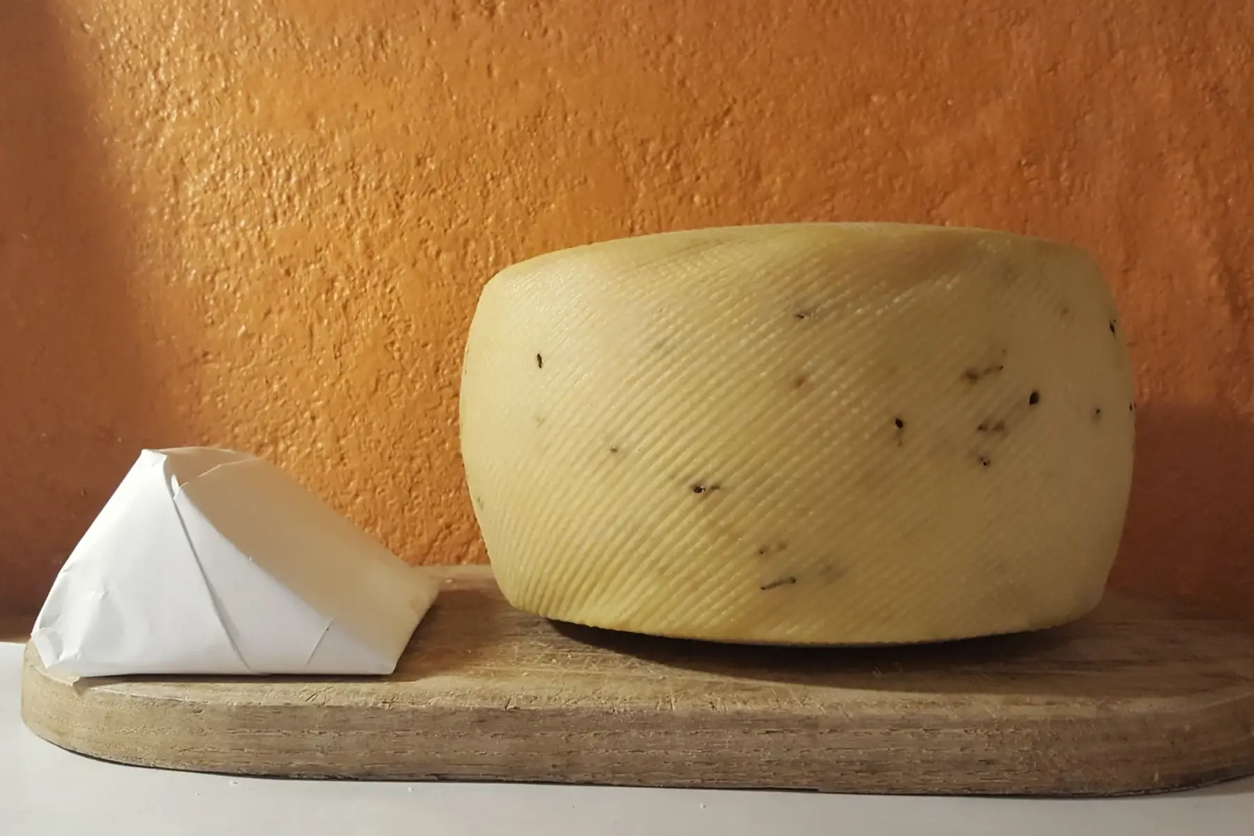 fromage de vache au lait cru bio, parfumé au poivre noir