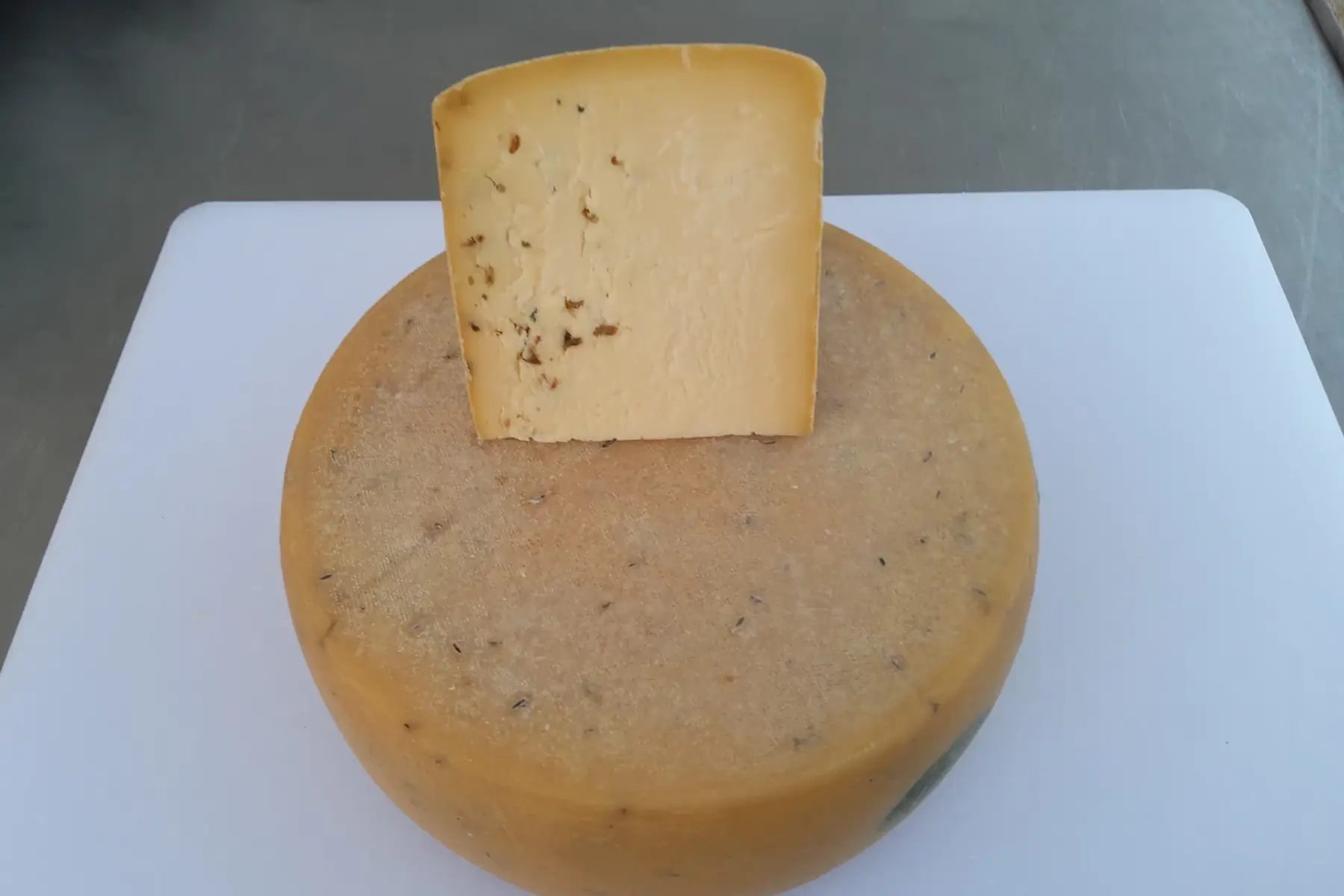 fromage de vache au lait cru ( cumin )