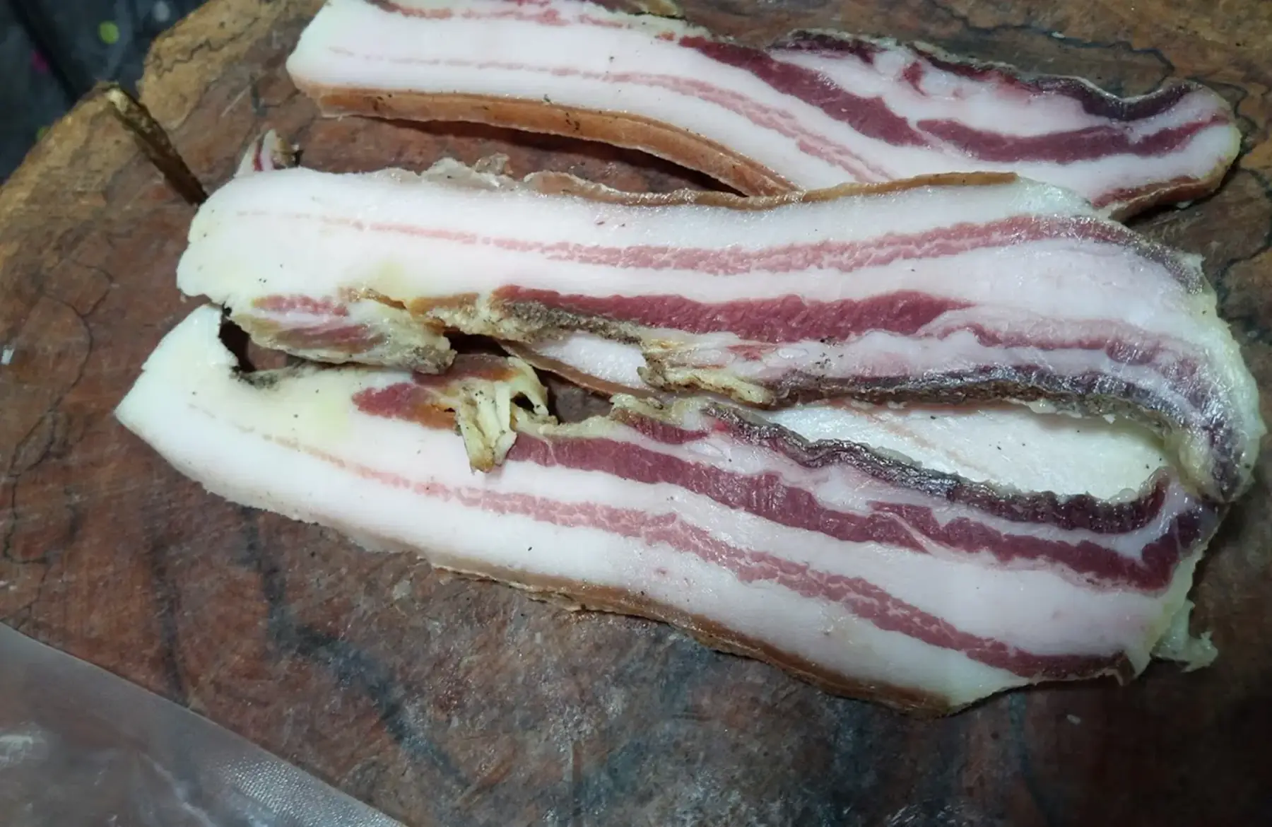 poitrine fraîche tranchée