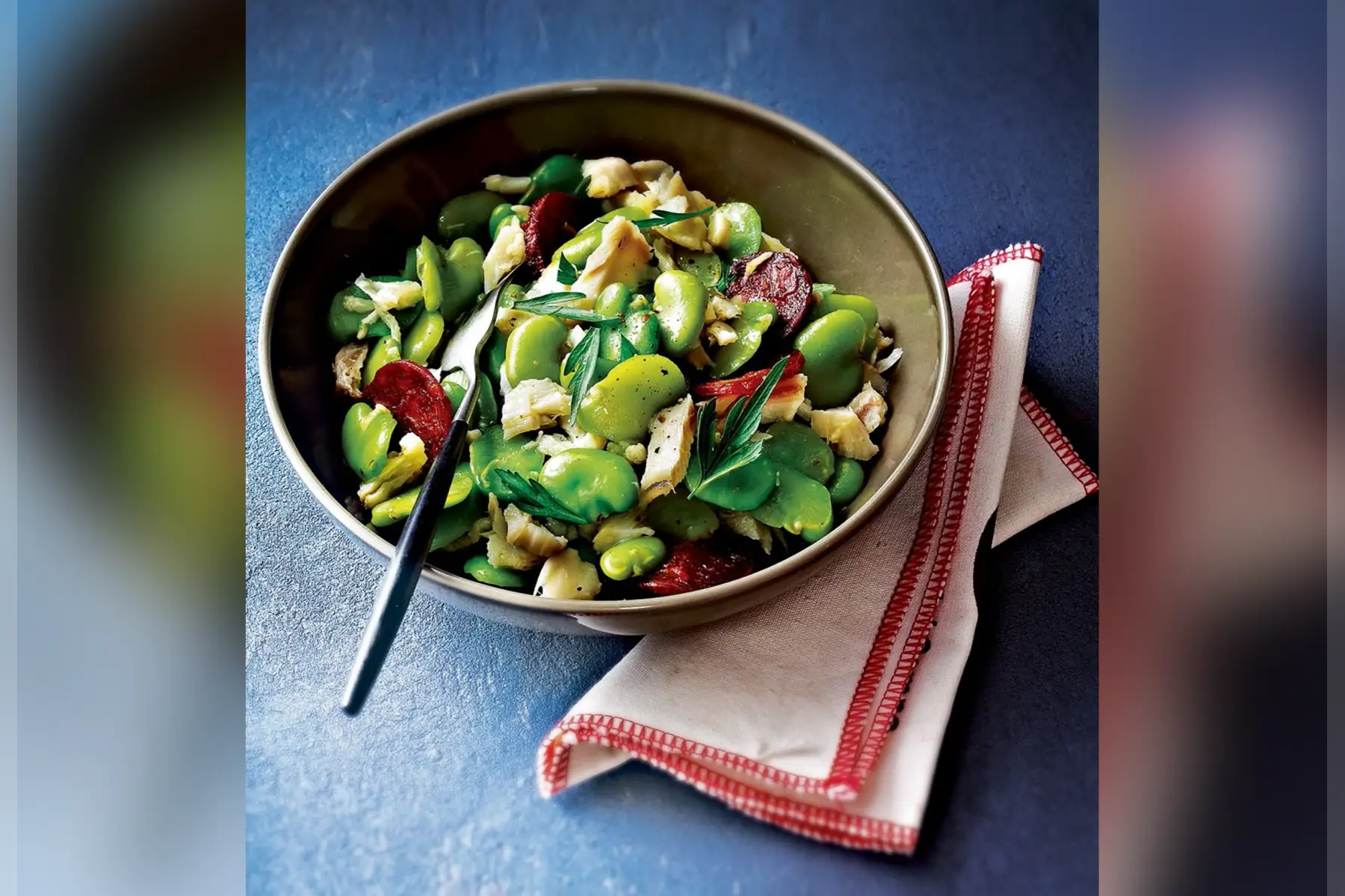 Salade de fèves, feta, menthe et chorizo