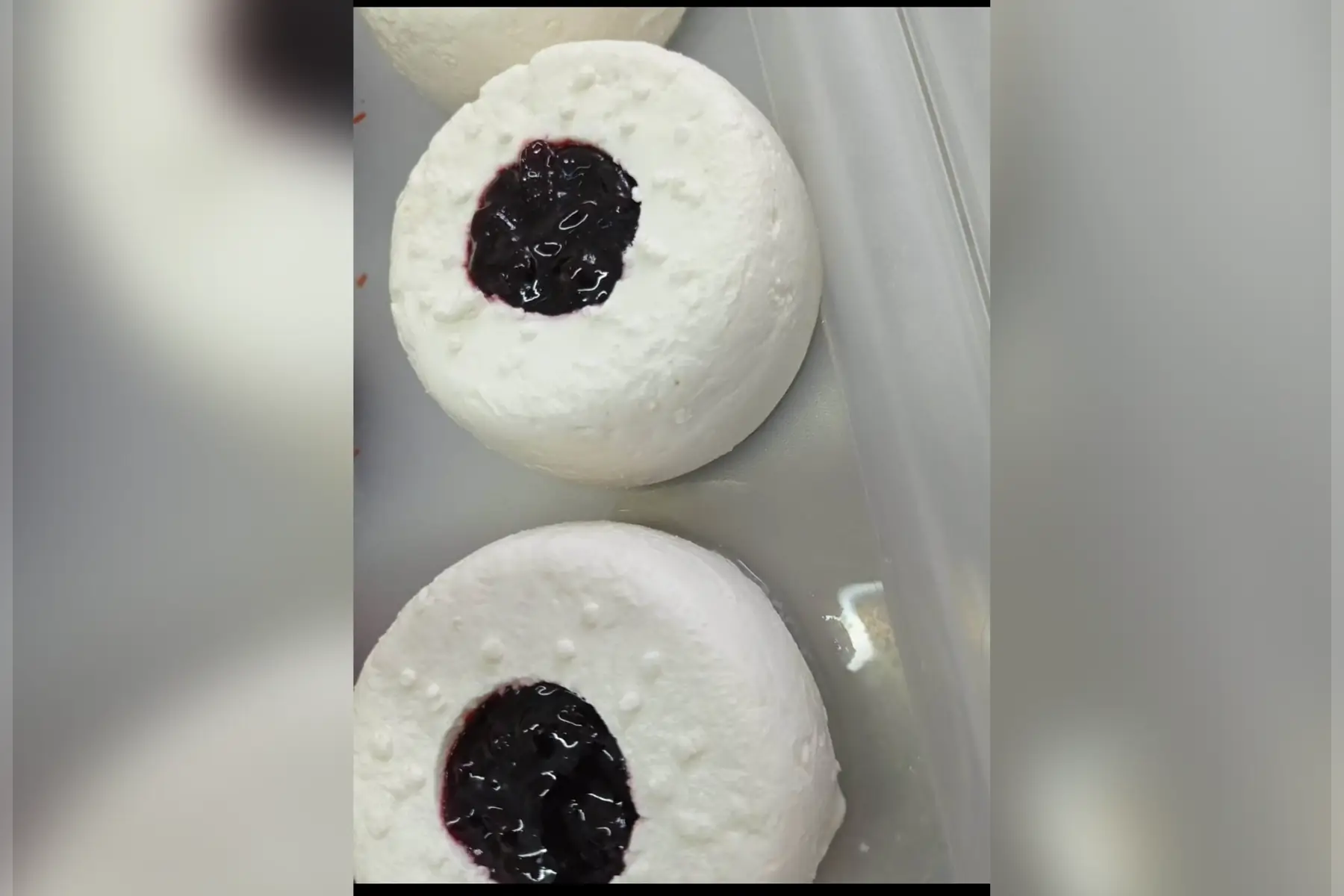 gourmandise (crottin de chèvre frais avec confiture de cerise noire)