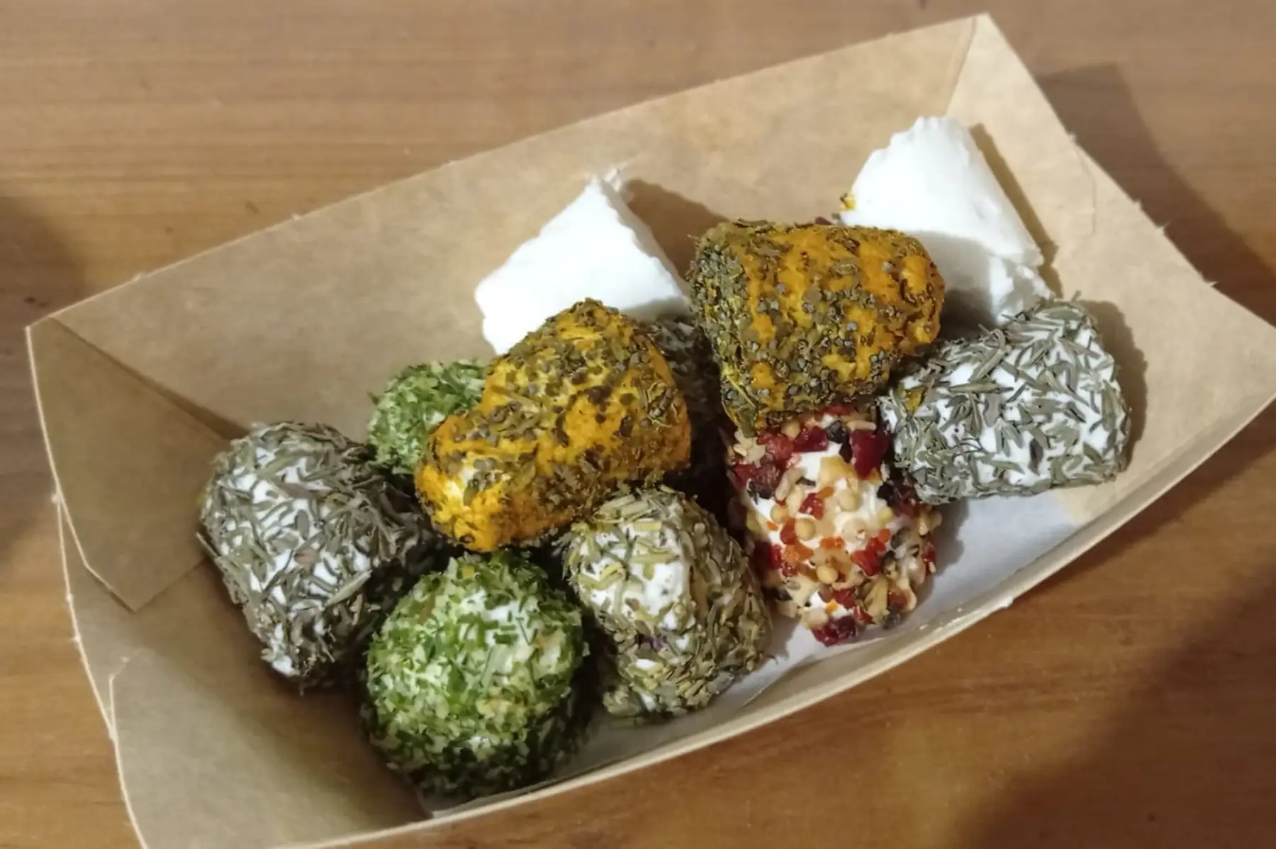 barquette 12 bouchons apéro de chèvre nature ou aromatisés