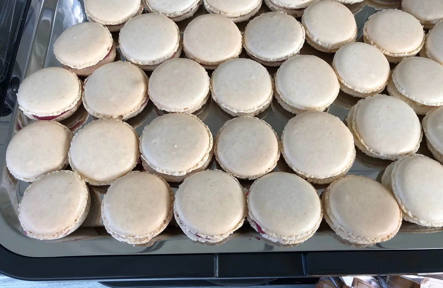 boîte de 12 macarons (caramel beurre salé/vanille/framboise)