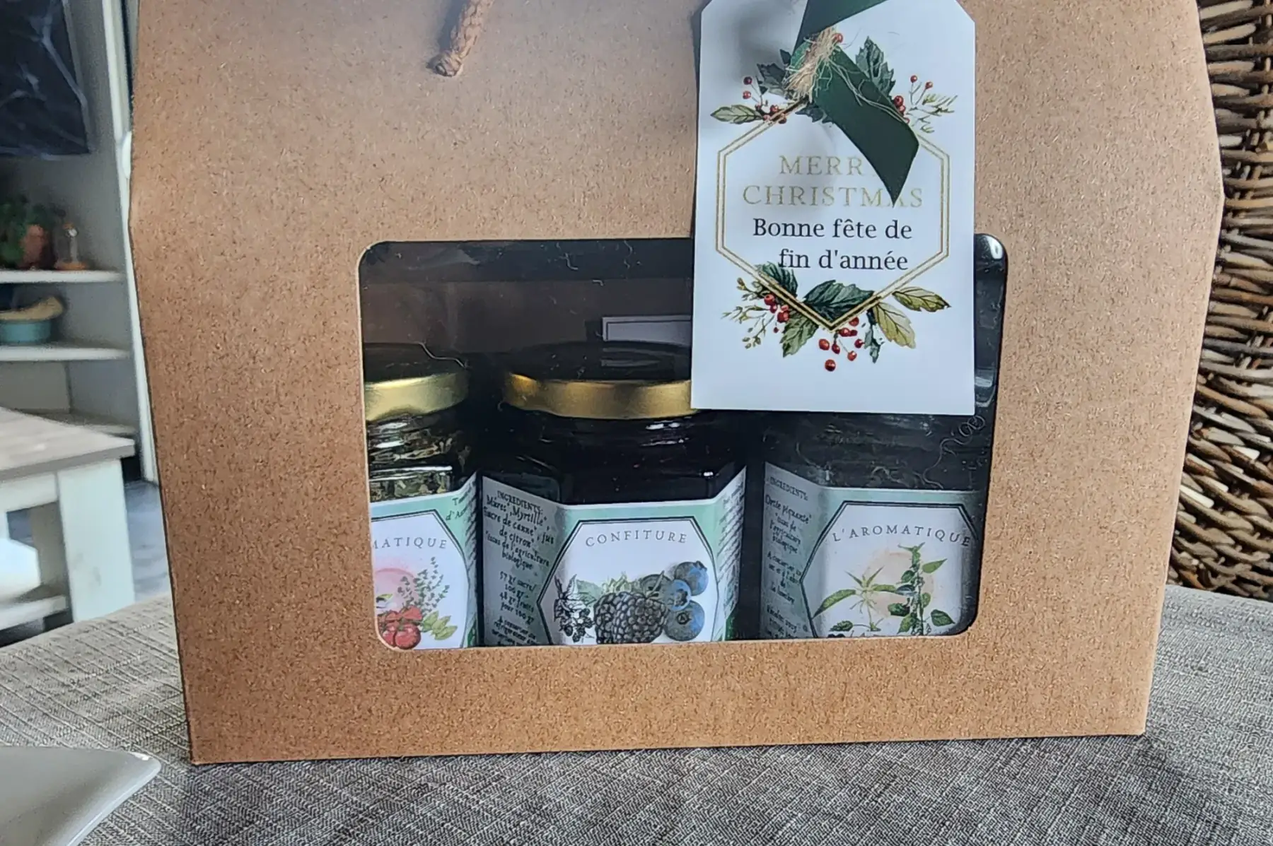 Coffret cadeau, 2 aromatiques, un thé vert, une confiture