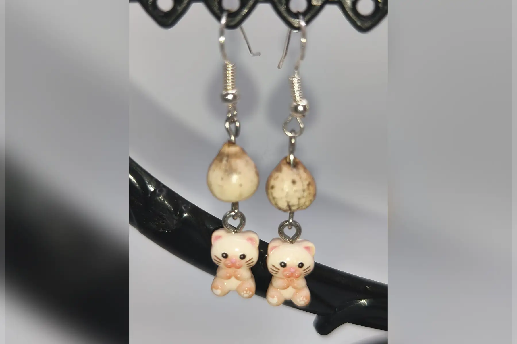 Boucles d’oreilles chaton beiges