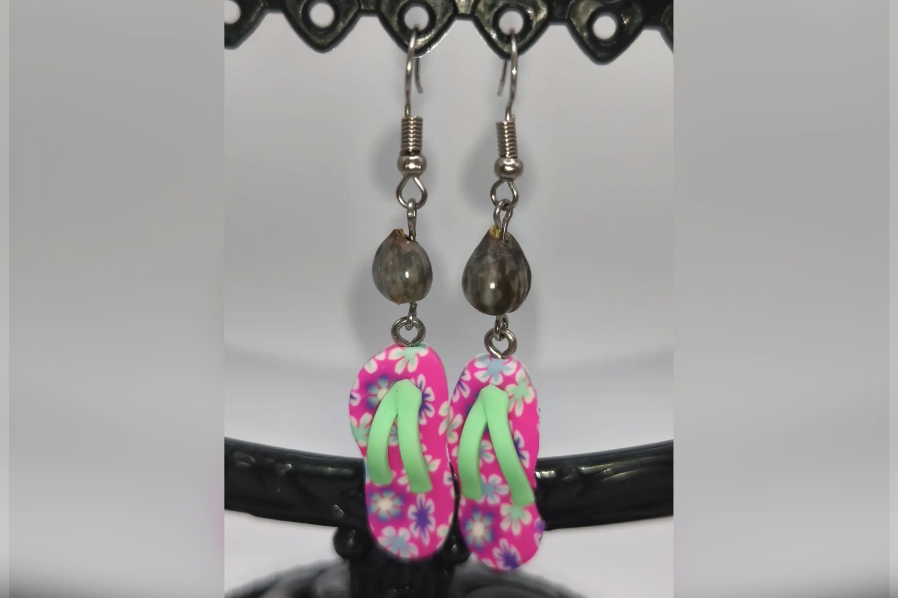 Boucles d’oreilles tongs fushias lacets verts