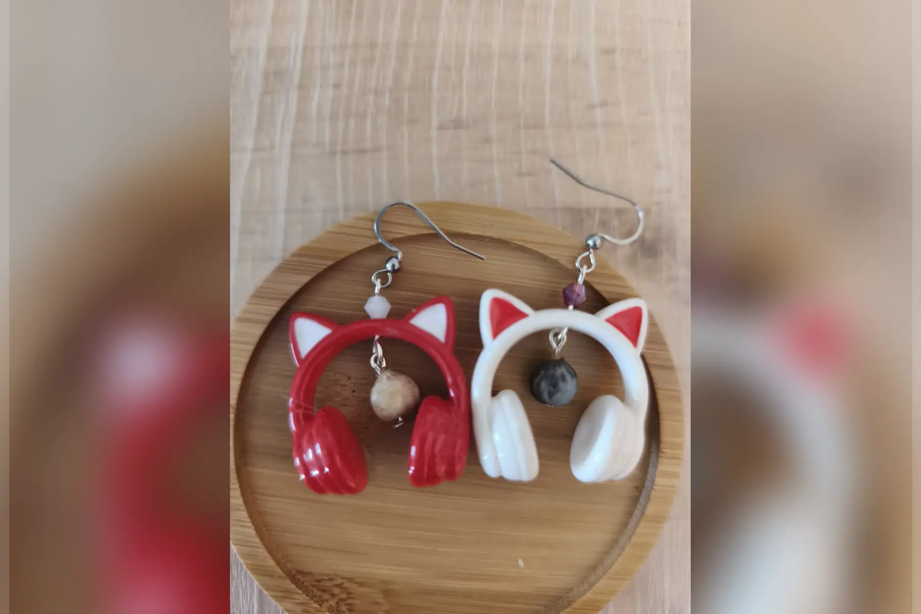 Boucles d’oreilles asymétriques casque rouge/blanc oreilles de chats