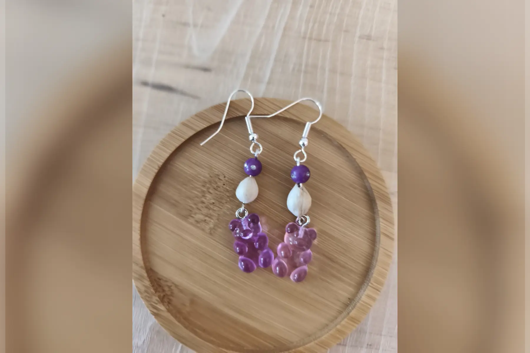 Boucles d’oreilles bonbon ourson violet avec perles violettes