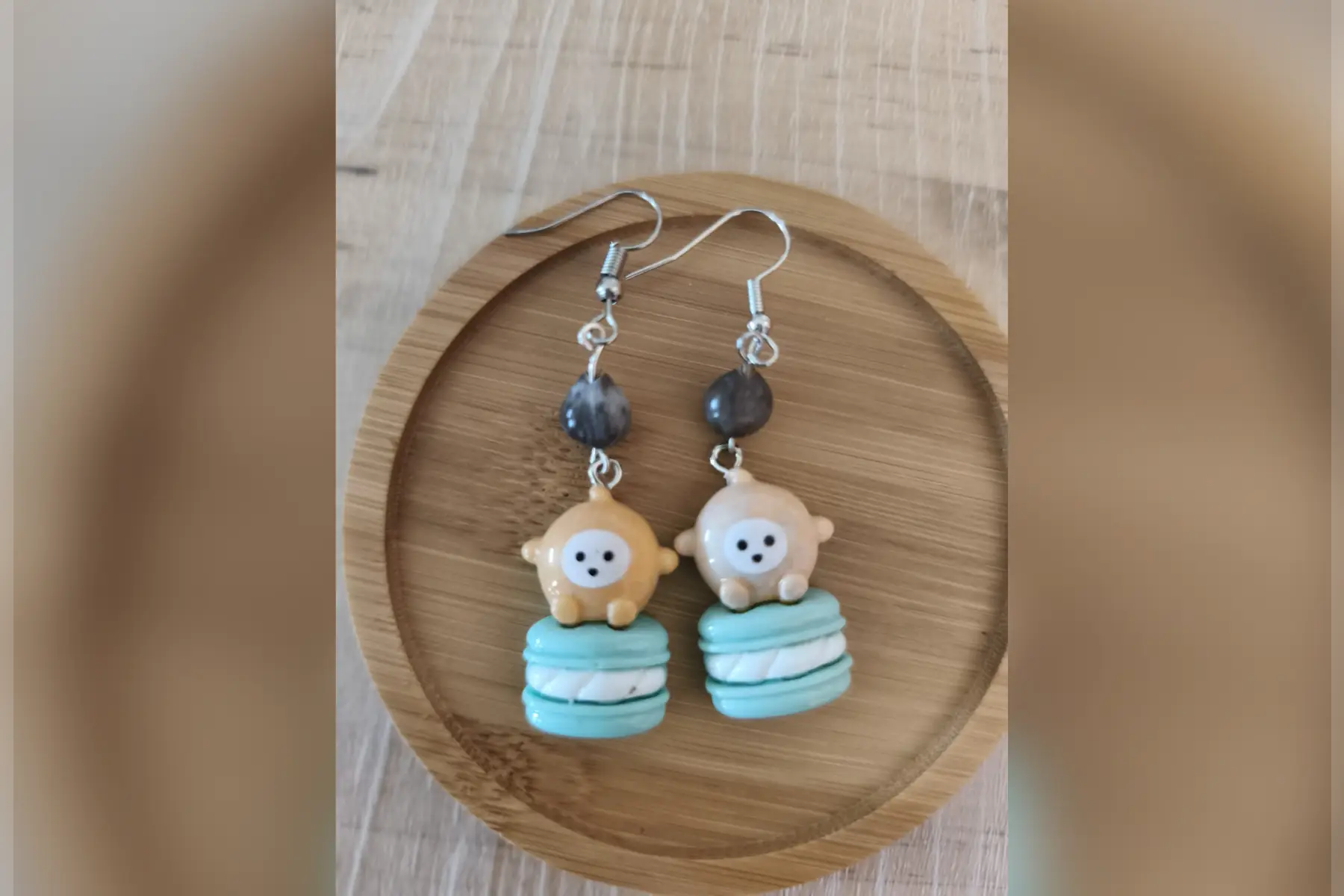 Boucles d’oreilles macarons personnage beige