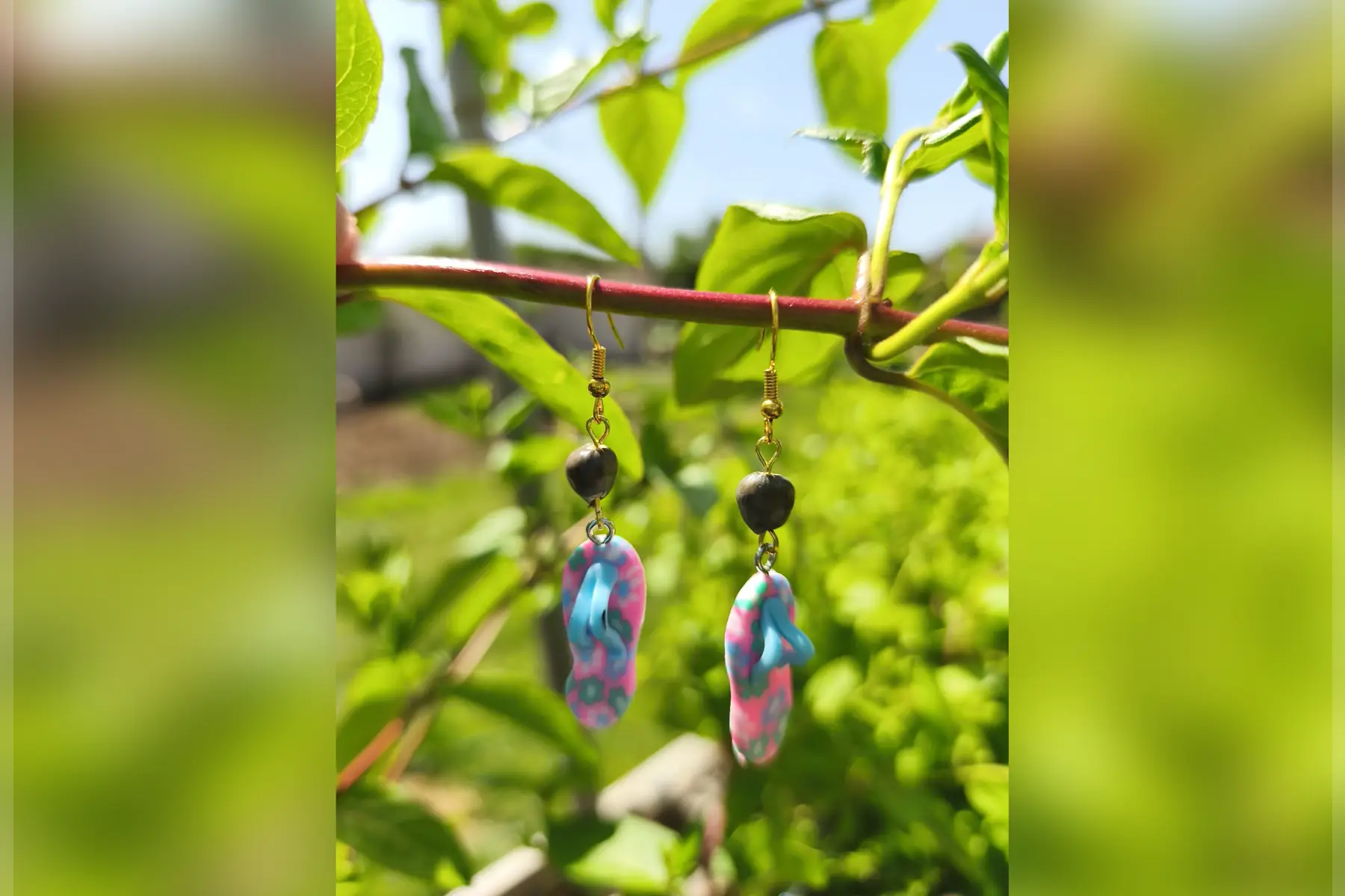 Boucles d’oreilles tongs roses lacets bleus