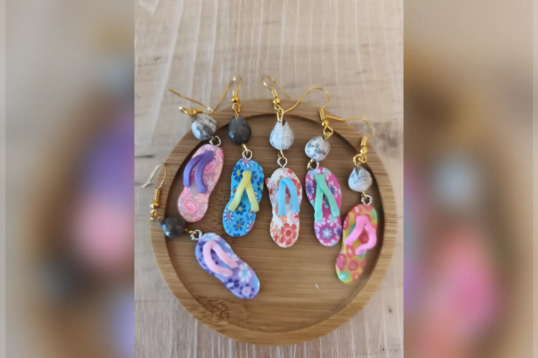 Boucles d’oreilles tongs asymétriques surprises