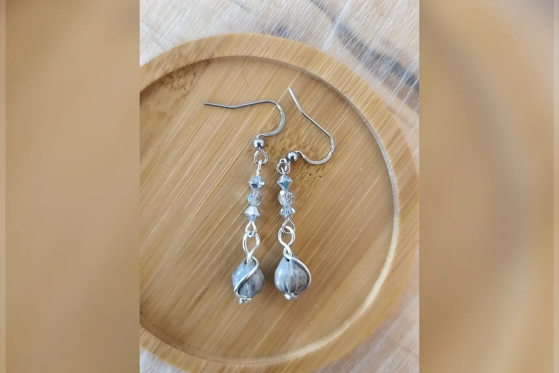 Boucles d’oreilles perles transparentes brillantes et argentées