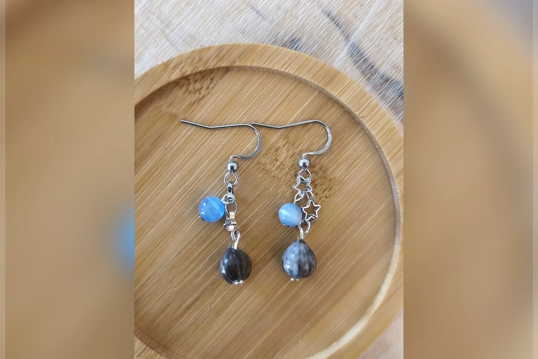 Boucles d’oreilles chaîne étoilée et perle bleue