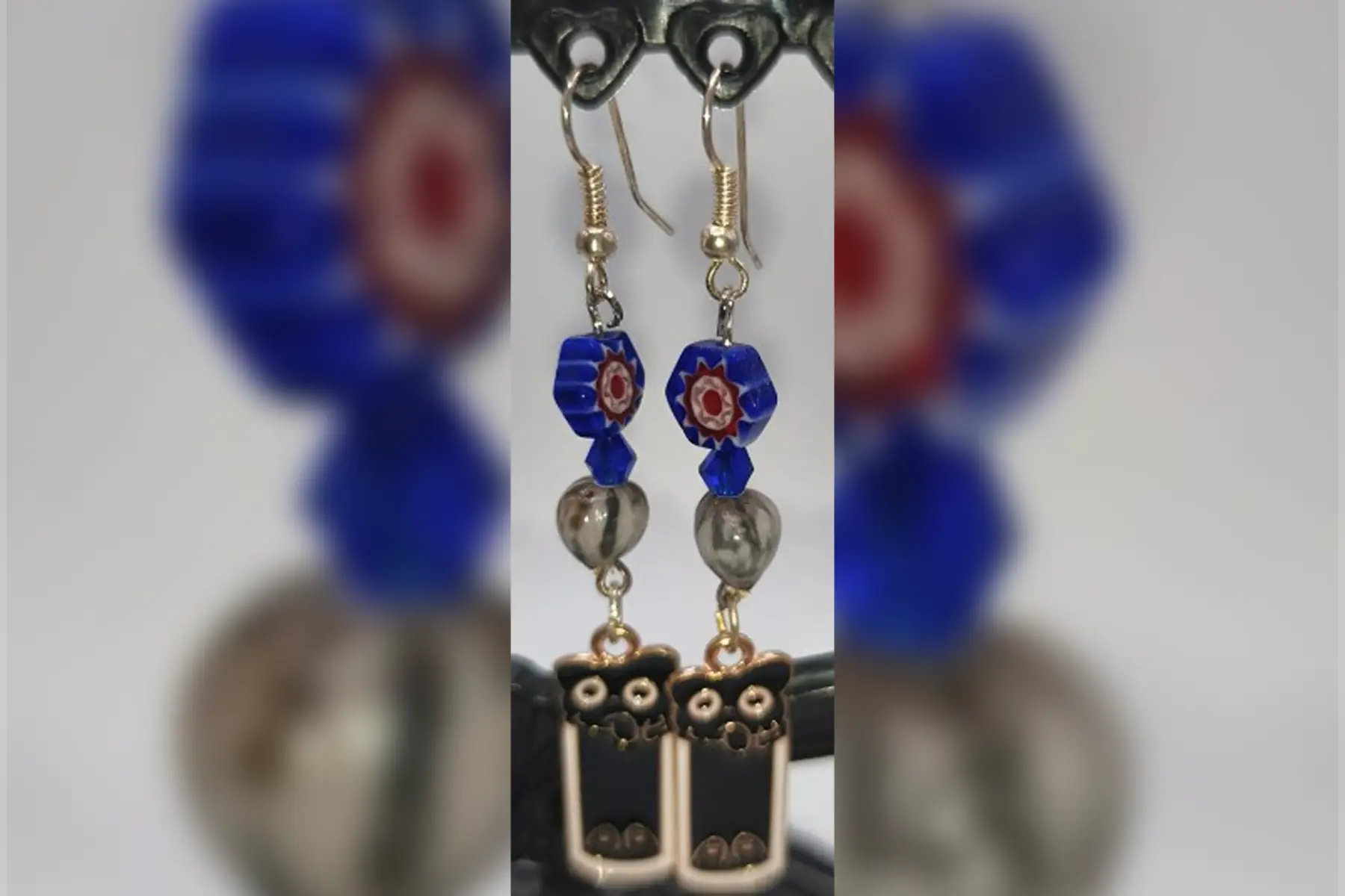 Boucles d’oreilles chatons dans un verre et perles bleues