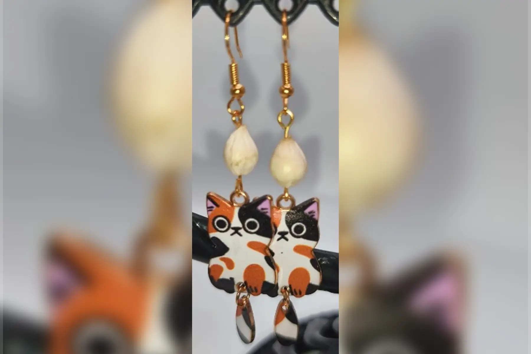 Boucles d’oreilles chaton couleur Isabelle, avec queue qui pendouille
